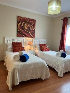 1 dormitorio con 2 camas y un cuadro en la pared en Casa Ana at Opomar by Cara Rentals, en Tavira