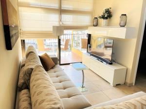 ein Wohnzimmer mit Couch und Fernseher in der Unterkunft Apartment Mananem in Playa del Ingles