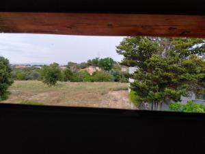 einen Blick auf ein Feld aus einem Fenster in der Unterkunft B&B Villa Lucari in Comiso