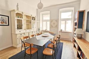 ein Esszimmer mit Tisch und Stühlen in der Unterkunft Vienna Palm Apartments in Wien