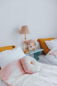 sypialnia z 2 łóżkami i stołem z lampką w obiekcie Maison Séraphine - Guest house - Bed and Breakfast w mieście Laon