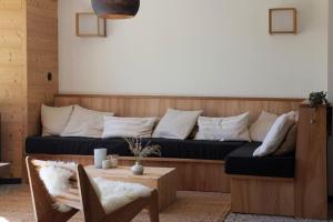 a living room with a couch and a table at Gîte 170m2 6 à 8 personnes 4 chb 4 sdb vue montage au calme in Villard-de-Lans