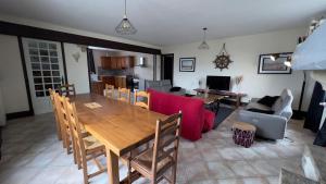 - une salle à manger et un salon avec une table et des chaises dans l'établissement Grenouilles et coquillages, à Saint-Hilaire-Petitville