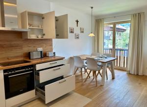 a kitchen and dining room with a table and chairs at Apartment Breitensteinblick - wandern, radeln und Mehr in Fischbachau