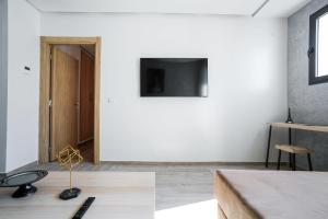 Et tv og/eller underholdning på Charming apartment in Ain Sebaa