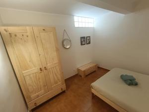 1 dormitorio con 1 cama y armario de madera en Apartamento a pie de pistas, en La Molina