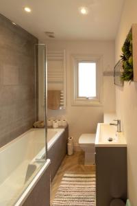Lovely 2- Bedroom Apartment with Stunning Sea Views في وورثينغ: حمام مع حوض ومرحاض ومغسلة