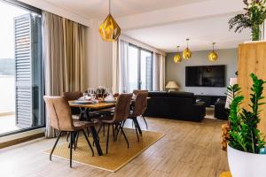 Gold Apartment في دوبروفنيك: غرفة طعام وغرفة معيشة مع طاولة وكراسي