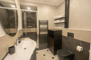 uma casa de banho com um lavatório, um chuveiro e um WC. em Dimora patrizia in centro em Gênova