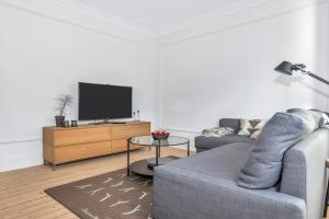 uma sala de estar com um sofá e uma televisão em Plads til 4 personer - 5 minutter fra Friluftsbadet em Aalborg