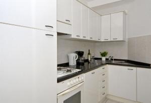Kuchyň nebo kuchyňský kout v ubytování Apartments Sandy