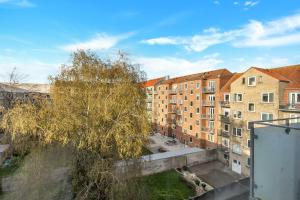 vistas a una ciudad con edificios y un árbol en Plads til 4 personer - 5 minutter fra Friluftsbadet en Aalborg