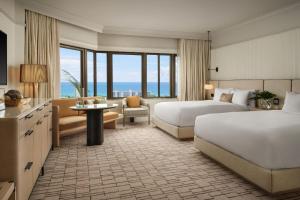 um quarto de hotel com duas camas e vista para o oceano em Tower at The Boca Raton em Boca Raton