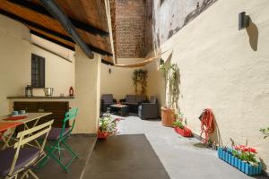 een kamer met stoelen, een tafel en een bank bij Monserrato Apartment in Rome