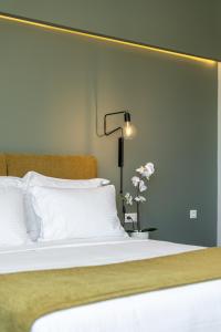 - une chambre dotée d'un lit blanc avec une lampe et des fleurs dans l'établissement Chania Elite Home III-Elegant Studio 4Km From Center, à La Canée
