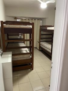 - une chambre avec 2 lits superposés dans l'établissement Apartamento Guarujá Pitangueiras 50 metros Praia/3 Dormitórios/Vista do Mar, Sol da manhã, à Guarujá