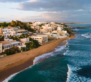 una vista aérea de una playa con casas y el océano en Hotel Miramare Garzia, en Marinella di Selinunte
