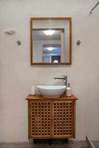 Koupelna v ubytování Feneri 3 -Cozy rustic Apt 20' from Elafonisi beach