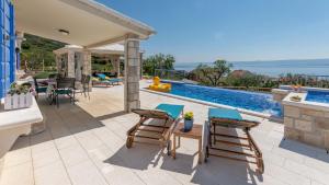 Bazén v ubytování Traditional stone poolside villa in Bol nebo v jeho okolí