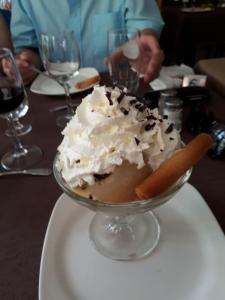 een dessert in een glazen kom op een tafel bij Vue du Pont in Entraygues-sur-Truyère