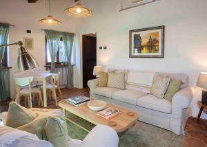 Posedenie v ubytovaní Tuscan Escape Luxury 2 bedroom apartment with pool