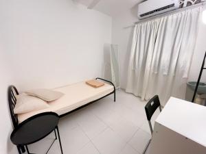 een ziekenhuiskamer met een bed en twee stoelen bij Tiong Nam 32 Kuala Lumpur, 6 mins to LRT PWTC, 15 mins to KLCC in Kuala Lumpur