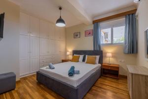 Un dormitorio con una cama grande y una ventana en Scarlett City Apartment, en Zakynthos