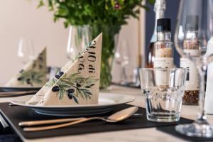 a table with a plate with a party hat on it at Ferien-Apartment Seehas mit Privatstrandzugang in Friedrichshafen