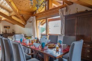 comedor con mesa con sillas y mesa en Chalet Au Gré Du Temps, en Les Gets 7 fotos más