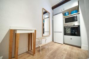 une petite cuisine avec une table et un four micro-ondes dans l'établissement Superbe 2 chambres-Villeurbanne-Cusset, à Villeurbanne