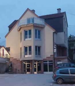 budynek z samochodem zaparkowanym przed nim w obiekcie Apartmani Sladojević w mieście Mrkonjić Grad