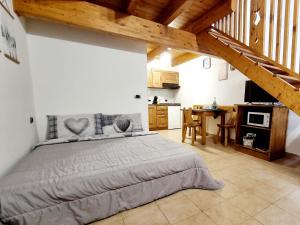 1 Schlafzimmer mit einem großen Bett und einer Küche in der Unterkunft Appartamento Adamello 10 in Pinzolo