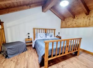 ein Schlafzimmer mit einem Holzbett und einer Holzdecke in der Unterkunft Appartamento Adamello 10 in Pinzolo