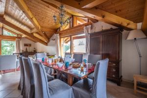 Un comedor con mesa y sillas en Chalet Au Gré Du Temps, en Les Gets