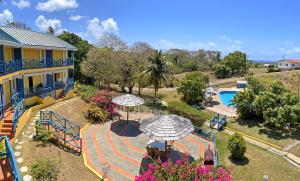 an aerial view of a house and a swimming pool at Sherwood Park Apartments in Carnbee Village