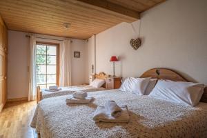 Un dormitorio con dos camas con toallas encima. en Chalet Au Gré Du Temps, en Les Gets