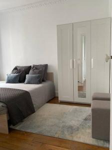1 dormitorio con 1 cama y puerta corredera de cristal en Charmant appartement cosy 2 pièces Paris 15e, en París