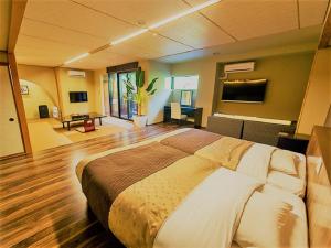 سرير أو أسرّة في غرفة في LiVEMAX RESORT Shizuoka Amagiyugashima