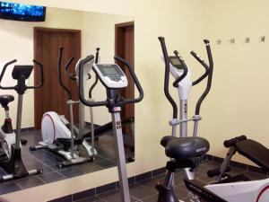 a gym with several treadmills and exercise bikes at Focus Hotel Gdańsk in Gdańsk