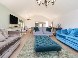 ein Wohnzimmer mit 2 Sofas und einem Sofa in der Unterkunft Castleys in Skipton