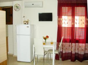 una cucina con tavolo bianco e frigorifero di MAT Old Town APARTMENTS Σ a Rethymno