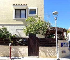 una casa con una recinzione in legno e un lampione di Kyklades Resort & Spa a Paralimni