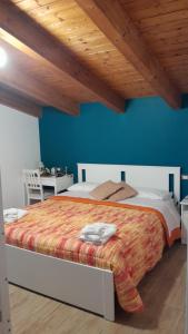 una camera con un grande letto e un soffitto in legno di B&B Zurro Room e breakfast a Castellabate