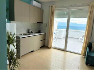伏罗拉TreA Accomodations - Roof Top On Beach的海景厨房