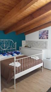 una camera con letto bianco e soffitto in legno di B&B Zurro Room e breakfast a Castellabate