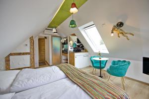 a bedroom with a bed and a small kitchen at Zinsers Appartements im Flämmle 
