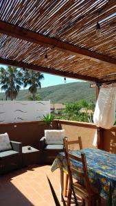 un patio con tavolo, sedie e vista di B&B Zurro Room e breakfast a Castellabate