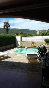 una piscina con tavolo e sedie in un cortile di B&B Zurro Room e breakfast a Castellabate