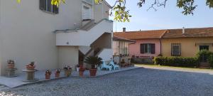 a house with a courtyard with potted plants in it at Da Barbara & Simone in Collemezzano