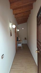 corridoio con soffitto in legno e tavolo di B&B Zurro Room e breakfast a Castellabate
